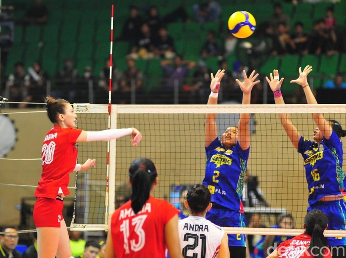 Spike pemain Yogya Falcons Sabina Altynbekova coba dibendung pemain Jakarta Electric PLN, Jumat (3/1/2025).