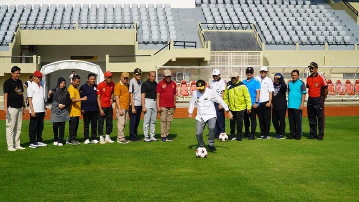 Stadion Gelora Bumi Kartini Jepara rampung dilakukan renovasi dan dijajal langsung oleh Pj Bupati Jepara Edy Supriyanta, Jumat (3/12/2024).