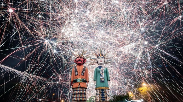 Suasana pesta kembang api saat malam perayaan Tahun Baru 2025 di kawasan Patung Ondel-Ondel Kemayoran, Jakarta, Rabu (1/1/2025). ANTARA FOTO/Aprillio Akbar/foc.