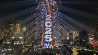 Orang-orang di seluruh dunia telah mengucapkan selamat tinggal pada tahun 2024 dan menyambut tahun 2025. (AP Photo/Altaf Qadri)