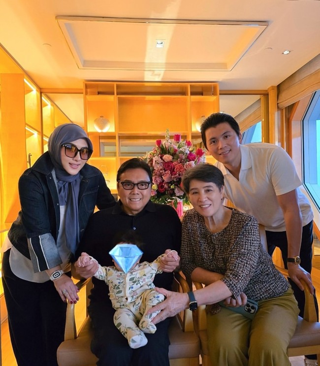 5 bulanan anak Syahrini itu bertepatan dengan Tahun Baru 2025. Terlihat Syahrini yang juga merayakannya bersama suami dan kedua mertuanya. Foto: Instagram/@princessyahrini