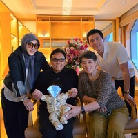 5 bulanan anak Syahrini itu bertepatan dengan Tahun Baru 2025. Terlihat Syahrini yang juga merayakannya bersama suami dan kedua mertuanya. Foto: Instagram/@princessyahrini