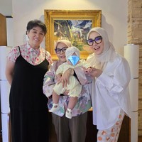 Hingga saat ini Syahrini sendiri tampaknya masih konsisten untuk menutupi wajah anaknya. Meski wajahnya ditutupi, namun putri Syahrini itu terlihat memiliki tubuh yang gempal dan menggemaskan. Foto: Instagram/@princessyahrini