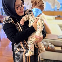 Putri kecil Syahrini itu juga kerap didandani dengan busana-busana lucu yang membuatnya makin menggemaskan. Seperti dalam foto, baby R tampak mengenakan sleepsuit bermotif floral dipadukan dengan tutup kepala berpita warna coklat. Foto: Instagram/@princessyahrini