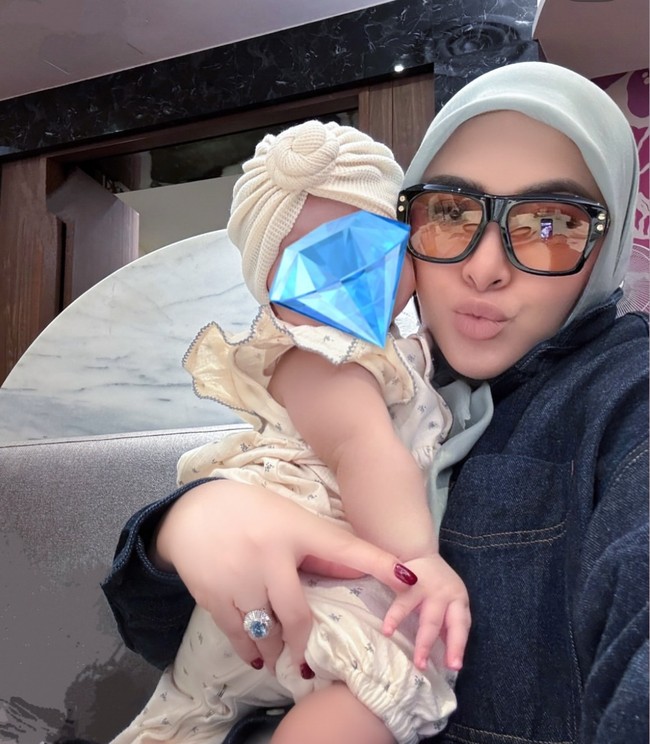 “5 month of being a mom and surounded by love,” tulis keterangan unggahan. Terlihat Syahrini yang begitu menikmati perannya sebagai seorang ibu. Foto: Instagram/@princessyahrini