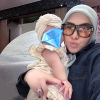 “5 month of being a mom and surounded by love,” tulis keterangan unggahan. Terlihat Syahrini yang begitu menikmati perannya sebagai seorang ibu. Foto: Instagram/@princessyahrini
