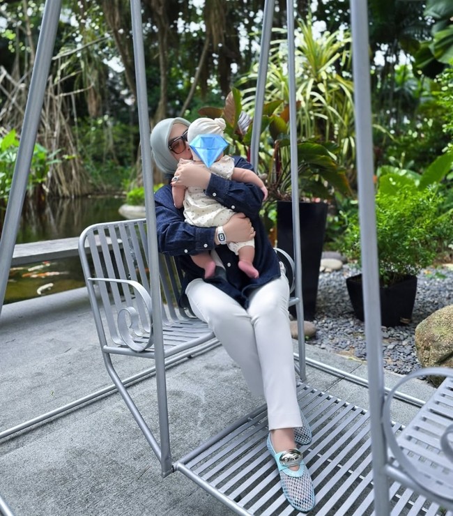 Terlihat Syahrini banyak melakukan aktivitas bersama baby R. Wanita 44 tahun itu juga tampak begitu menyayangi putri pertamanya. Foto: Instagram/@princessyahrini