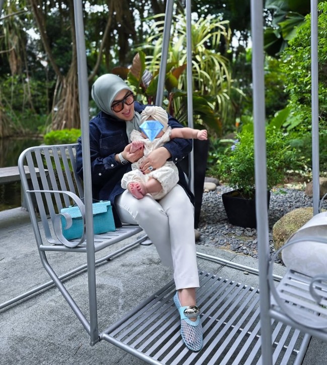 Baby R sendiri diketahui lahir bertepatan dengan ulang tahun Syahrini, yaitu pada tanggal 1 Agustus 2024. Selalu ditutupi, wajahnya pun kerap bikin penasaran. Foto: Instagram/@princessyahrini