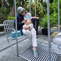 Baby R sendiri diketahui lahir bertepatan dengan ulang tahun Syahrini, yaitu pada tanggal 1 Agustus 2024. Selalu ditutupi, wajahnya pun kerap bikin penasaran. Foto: Instagram/@princessyahrini