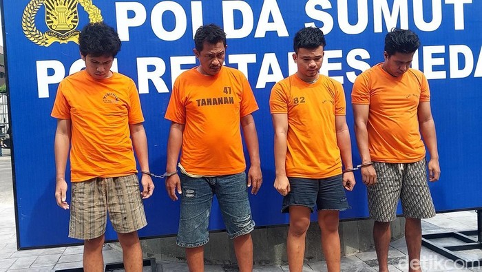 Tampang keempat pelaku saat dihadirkan dalam konferensi pers di Polrestabes Medan. (Finta Rahyuni/detikSumut)