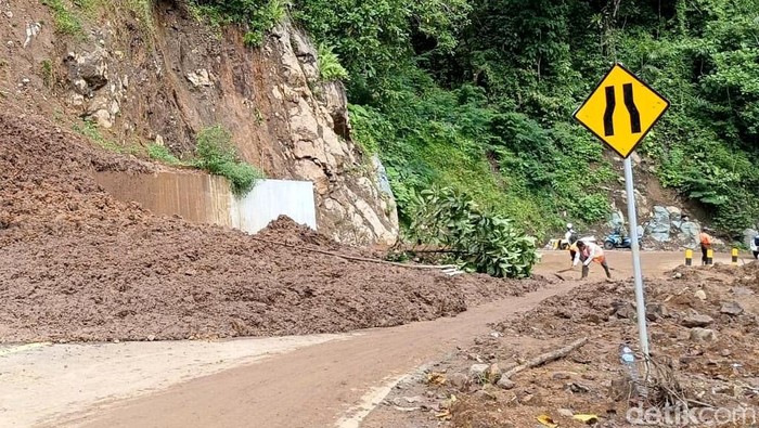 tebing longsor jalur lumajang-malang lumpuh