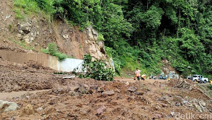 tebing longsor jalur lumajang-malang lumpuh