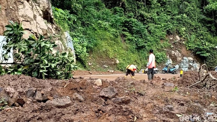 tebing longsor jalur lumajang-malang lumpuh