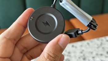 Dalam paket penjualannya diberikan charger magnetif. Foto: Adi Fida Rahman/detikINET