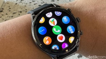 Membedah soal fitur kesehatan, Tecno Watch Pro 2 sudah mendukung real time health monitoring seperti detak jantung, jumlah langkah, kadar oksigen dalam darah, hingga kualitas tidur guna memantau kesehatan tubuh sepanjang hari. Semua fitur tersebut terintegrasi di aplikasi my health yang sudah tersedia di Play Store dan App Store.  Foto: Adi Fida Rahman/detikINET