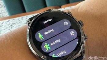 Untuk perihal olahraga, Tecno Watch Pro 2 mendukung beberapa fitness tracking yang mampu menghasilkan data sports pedometer (jumlah kalori, waktu berolahraga, dan jarak tempuh) untuk lebih dari 110 tipe olahraga seperti walking, running, cycling, skipping, badminton, basketball, football dan swimming. Foto: Adi Fida Rahman/detikINET