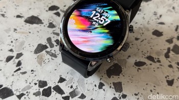 Resolusi layarnya 466x466 pixel dengan mengadopsi layar kaca lengkung tempered2,5D scratch-resistance. Foto: Adi Fida Rahman/detikINET