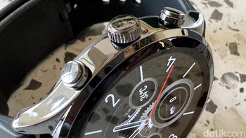 Di bagian samping terdapat dua tombol dan crown untuk mempermudah navigasi . Ketebalan jam ini hanya 11,35 mm dilengkapi strap silicone warna hitam berbahan TPU yang tidak mudah lengket, Foto: Adi Fida Rahman/detikINET