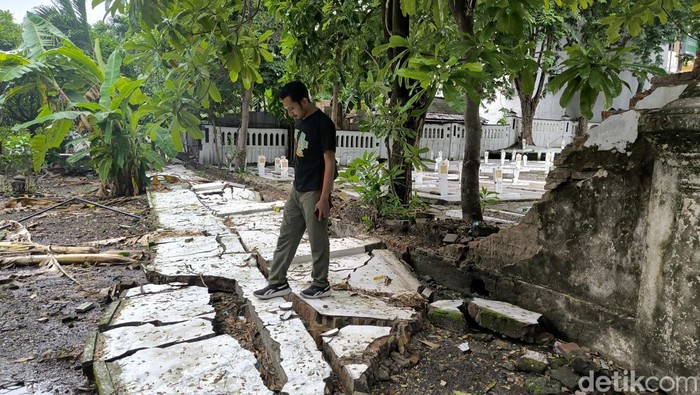 Tembok Taman Makam Pahlawan Gresik yang ambruk dimakan usia.