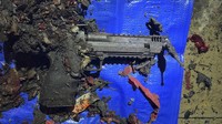 Selain itu petugas menemukan sebuah pistol di kakinya. Itu adalah salah satu dari dua pistol semi-otomatis yang ditemukan di Cybertruck. Keduanya dibeli secara sah oleh Livelsberger pada 30 Desember.   