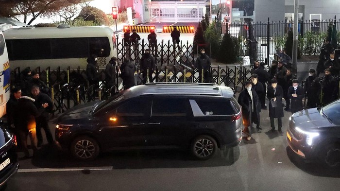 Tim Penyidik Korsel Dihadang Masuk ke Rumah Eks Presiden Yoon Suk Yeol Vehicles believed to be of investigators from the Corruption Investigation Office for High-ranking Officials arrive at the impeached South Korean President Yoon Suk Yeol's official residence as Yoon faces potential arrest after a court-approved warrant, in Seoul, South Korea, January 3, 2025. Yonhap/via REUTERS ATTENTION EDITORS - THIS IMAGE HAS BEEN SUPPLIED BY A THIRD PARTY. NO RESALES. NO ARCHIVE. SOUTH KOREA OUT. NO COMMERCIAL OR EDITORIAL SALES IN SOUTH KOREA.