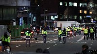 Sekitar 2.700 polisi dan 135 bus polisi telah dikerahkan ke daerah tersebut untuk mencegah bentrokan, setelah pendukung Yoon berhadapan dengan demonstran anti-Yoon pada Kamis. (REUTERS/Kim Hong-Ji)  