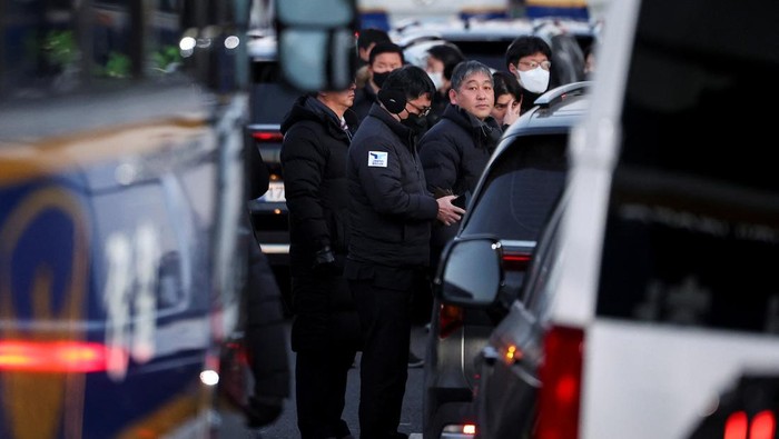 Tim Penyidik Korsel Dihadang Masuk ke Rumah Eks Presiden Yoon Suk Yeol Members of the Corruption Investigation Office for High-ranking Officials gather in front of the impeached South Korean President Yoon Suk Yeol's official residence, as Yoon faces potential arrest after a court on Tuesday approved a warrant for his arrest, in Seoul, South Korea, January 3, 2025. REUTERS/Kim Hong-Ji