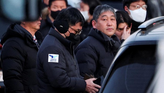 Members of the Corruption Investigation Office for High-ranking Officials gather in front of the impeached South Korean President Yoon Suk Yeols official residence, as Yoon faces potential arrest after a court on Tuesday approved a warrant for his arrest, in Seoul, South Korea, January 3, 2025. REUTERS/Kim Hong-Ji