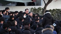 Penyidik dari Kantor Investigasi Korupsi (CIO) termasuk jaksa senior Lee Dae-hwan dibiarkan melewati barikade keamanan yang ketat untuk memasuki kediaman Yoon guna melaksanakan penangkapan. Namun, mereka dihadang oleh militer. (REUTERS/Kim Hong-Ji)  