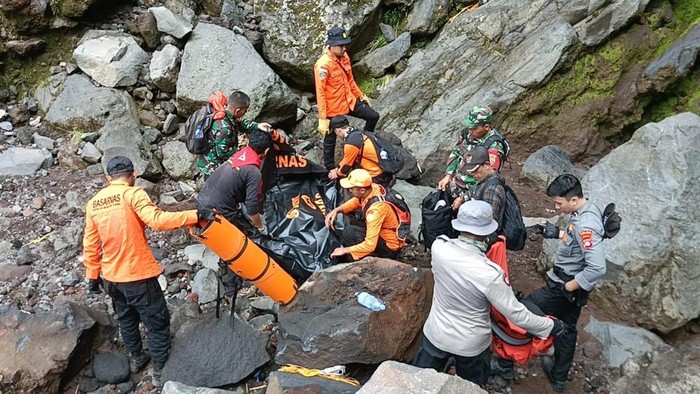 Tim SAR gabungan saat mengevakuasi jenazah Warga Korea Selatan, Kyung Dam Oh, di Gunung Agung, Karangasem, Bali, Jumat (03/01/2025).