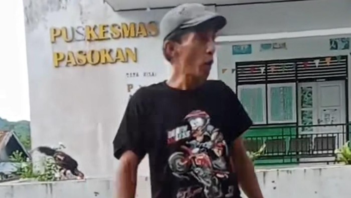 Seorang pria di Kabupaten Tojo Una-Una (Touna), Sulawesi Tengah (Sulteng) datang ke puskesmas sambil membawa badik.