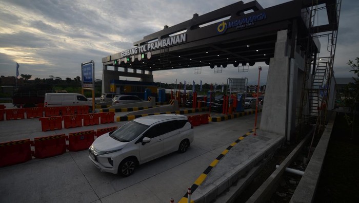 Petugas menutup jalur tol fungsional Klaten-Prambanan di Gerbang Tol Prambanan, Jogonalan, Klaten, Jawa Tengah, Kamis (2/1/2025). PT Jasamarga Jogja Solo menutup kembali jalur tol fungsional Klaten-Prambanan usai digunakan sebagai jalan arus mudik dan balik liburan Natal 2024 dan Tahun Baru 2025 selama 14 hari. ANTARA FOTO/Aloysius Jarot Nugroho/rwa.