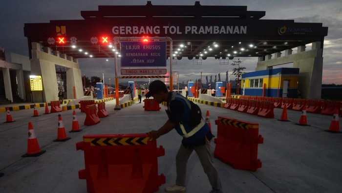 Tol Fungsional Klaten-Prambanan Ditutup Usai Nataru Petugas menutup jalur tol fungsional Klaten-Prambanan di Gerbang Tol Prambanan, Jogonalan, Klaten, Jawa Tengah, Kamis (2/1/2025). PT Jasamarga Jogja Solo menutup kembali jalur tol fungsional Klaten-Prambanan usai digunakan sebagai jalan arus mudik dan balik liburan Natal 2024 dan Tahun Baru 2025 selama 14 hari. ANTARA FOTO/Aloysius Jarot Nugroho/rwa.