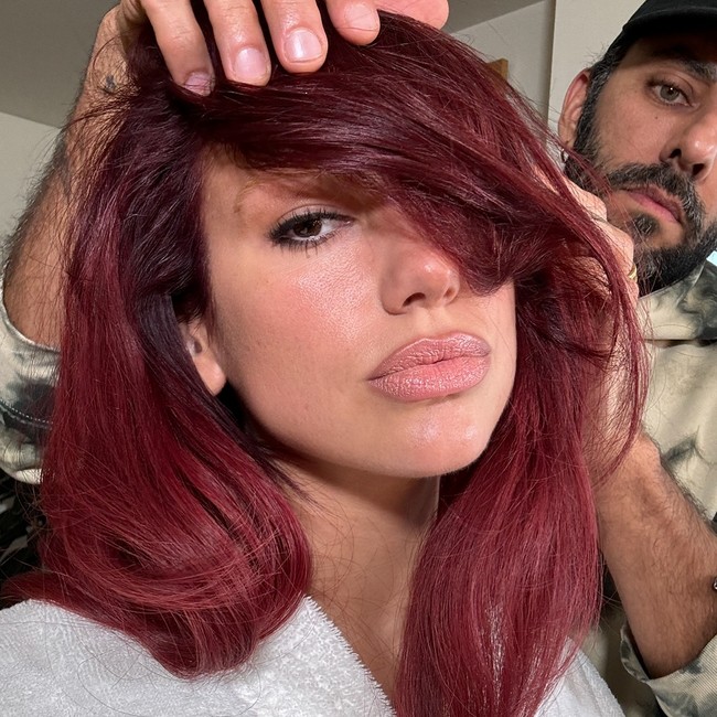 Fiery Hues   Kamu yang ingin tampil lebih berani mungkin bisa mencoba nuansa kemerahan daripada cokelat. Warna marun seperti yang diterapkan Dua Lipa patut dipertimbangkan. Foto: Instagram