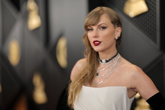 2010s-Inspired Side Bangs   Banyak wanita kembali pada gaya rambut 2010 awal, termasuk poni samping. Tren rambut 2025 itu mulai kembali diterapkan  Taylor Swift, Selena Gomez, Kim Kardashian hingga Gigi Hadid. Foto: Getty Images