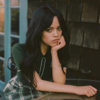 Birkin Bangs   Bukan tas, Birkin yang dimaksud adalah interpretasi gaya rambut ikon fashion Jane Birkin. Birkin bangs atau poni dibelah tengah kembali dipopulerkan Jenna Ortega jadi tren rambut 2025. Foto: Instagram