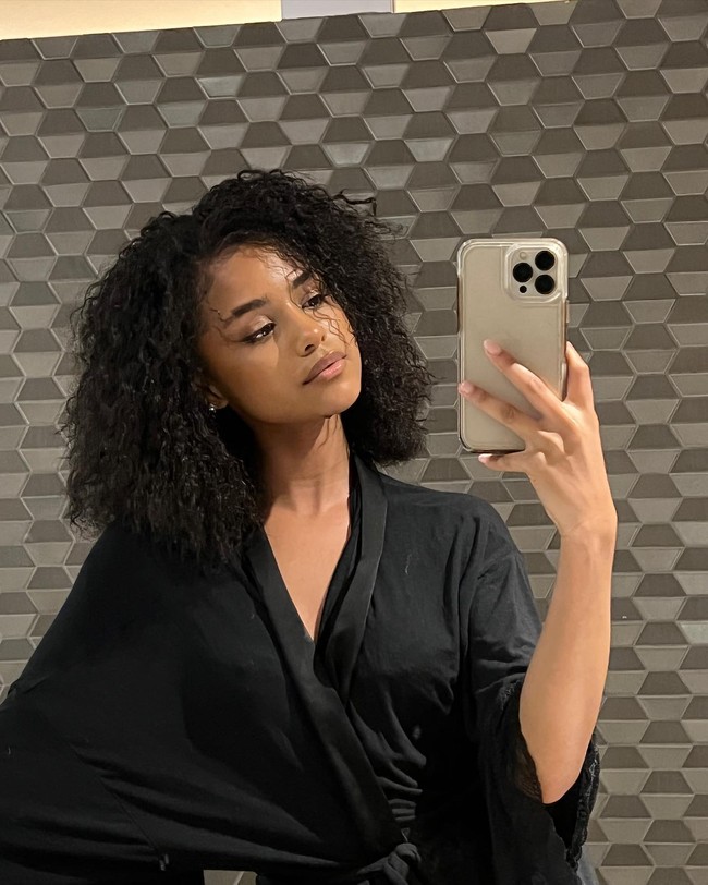 Cropped Curls   Selain layer, 2025 disebut menjadi tahun para wanita menerima ‘keaslian’ dengan membiarkan tekstur rambut asli mereka. Daripada diluruskan, rambut ikal atau keriting justru ditonjolkan. Potongan rambut keriting sebahu juga diprediksi bakal jadi tren. Foto: Instagram