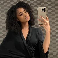 Cropped Curls   Selain layer, 2025 disebut menjadi tahun para wanita menerima ‘keaslian’ dengan membiarkan tekstur rambut asli mereka. Daripada diluruskan, rambut ikal atau keriting justru ditonjolkan. Potongan rambut keriting sebahu juga diprediksi bakal jadi tren. Foto: Instagram