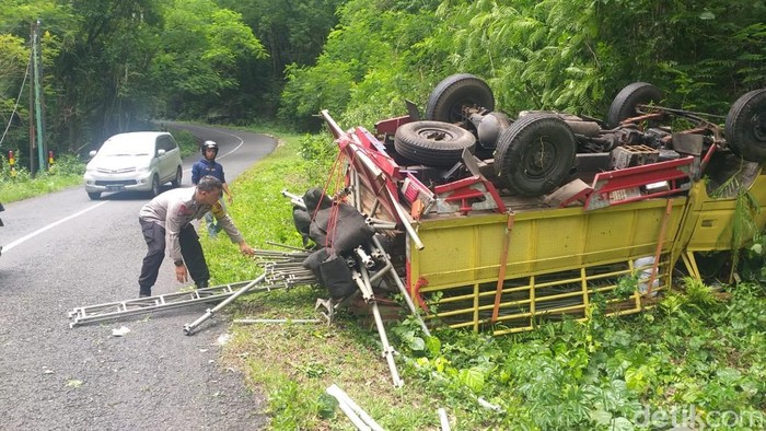 Truk bermuatan rangka tenda yang terguling saat menanjak di Jalan Kaliurang, Dlingo, Bantul, Jumat (3/1/2025).