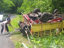 Truk Muatan Rangka Tenda Terguling di Dlingo Bantul