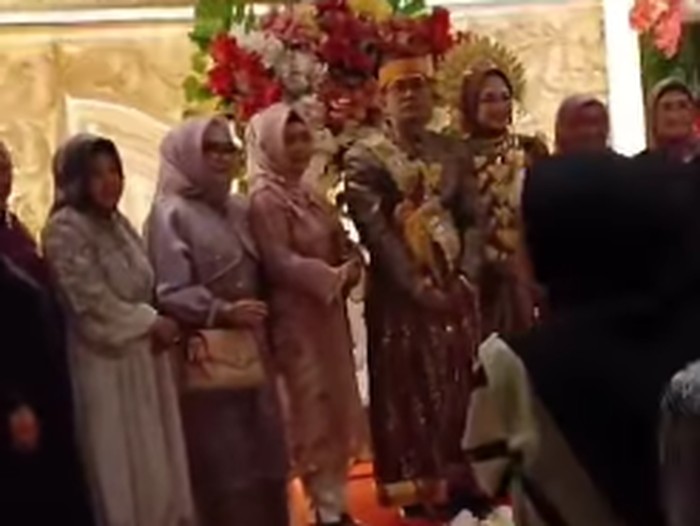 Video anak kandung dan istri sah melabrak suami yang tiba-tiba menikah lagi di Makassar bikin heboh. Postingan tersebut langsung viral di media sosial.