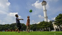 Taman Alun-Alun Kota Bandung memiliki rumput sintetis, dan pengunjung bisa bermain bola, meniup balon hingga berswafoto dengan keluarga.   
