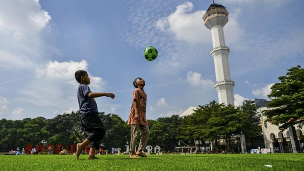 Anak-anak bermain bola di Taman Alun-alun Kota Bandung, Jawa Barat, Jumat (3/1/2025). Pemerintah Kota Bandung kembali membuka Taman Alun-alun Bandung sebagai langkah uji coba  pascapembangunan tahap satu yang telah rampung pada akhir tahun 2024. ANTARA FOTO/Raisan Al Farisi/aww.