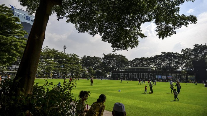 Anak-anak bermain bola di Taman Alun-alun Kota Bandung, Jawa Barat, Jumat (3/1/2025). Pemerintah Kota Bandung kembali membuka Taman Alun-alun Bandung sebagai langkah uji coba pascapembangunan tahap satu yang telah rampung pada akhir tahun 2024. ANTARA FOTO/Raisan Al Farisi/aww.