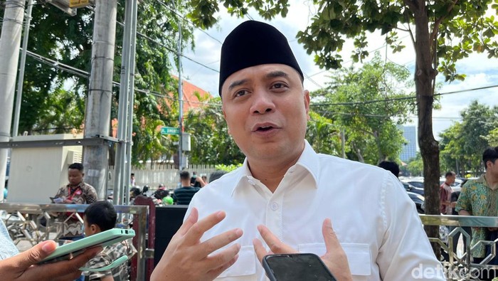 Wali Kota Surabaya Eri Cahyadi ditemui di Jalan Jimerto.