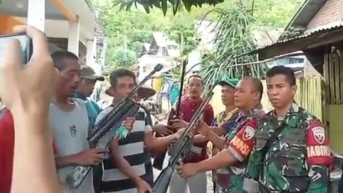 Warga Desa Runggu, Kecamatan Belo, Kabupaten Bima, NTB, menyerahkan senpi rakitan dan panah ke TNI, Jumat (3/1/2025). (Foto: Dok. Istimewa)