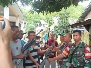 Warga Runggu Bima Serahkan Senpi-Panah ke TNI Seusai Perang Saat Tahun Baru