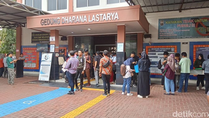 Warga Palembang padati SPKT Polrestabes Palembang, mayoritas permintaan SKCK untuk pemberkasan PPPK 2024.