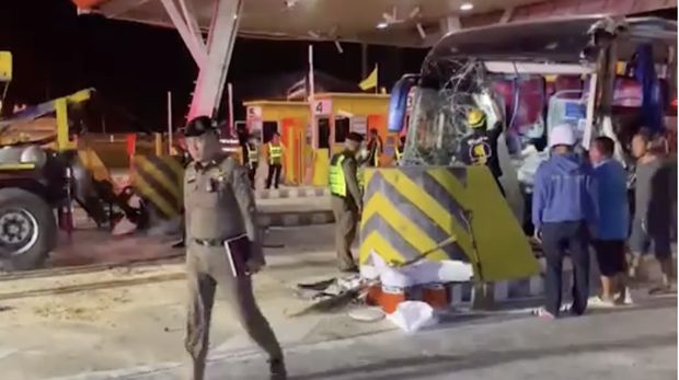 33 orang terluka setelah bus wisata Rusia menabrak pintu tol Pattaya. (Reuters TV)