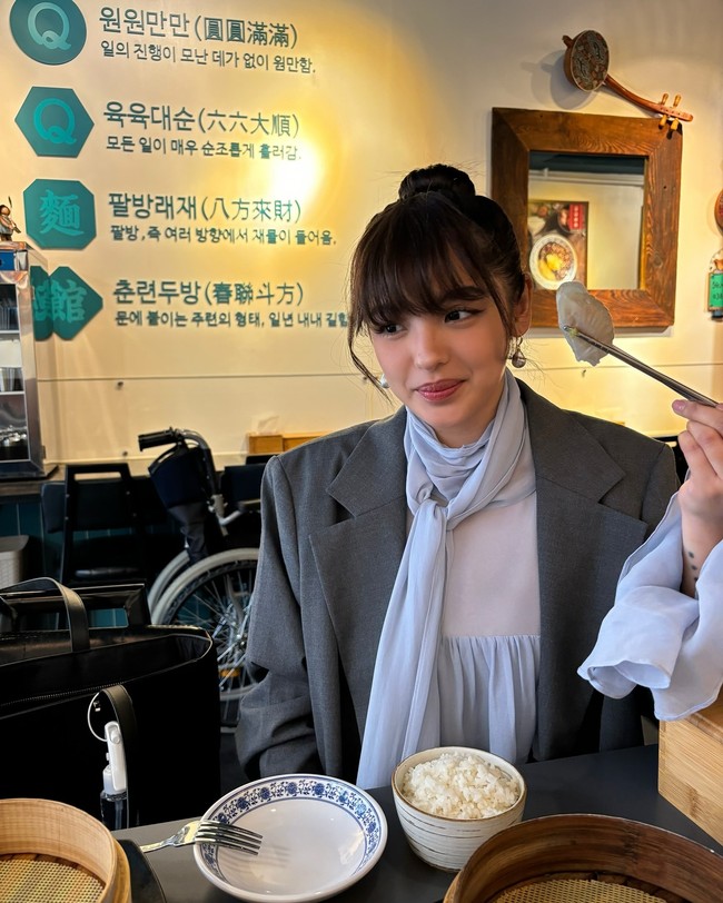 Sebagai artis terkenal, kehidupan pribadi Andrea sering jadi sorotan. Ia diketahui pernah menjalin hubungan dengan lawan mainnya, Seth Fedelin. Putus dari Seth, Andrea berpacaran dengan pebasket Ricci Rivero dan sempat dilamar saat pertandingan. Sayangnya mereka putus pada Mei 2023. Foto: Instagram Andrea Brillantes